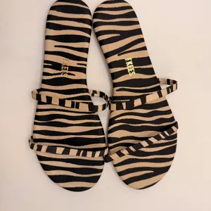 TKEES Gemma Zebra Print Strappy Flat Slide Sandals Womens US 8/ EU 39 thumbnail 2