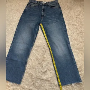 Zara‎ Blue Medium Wash Women’s Wide Leg Raw Hem Jeans Size 8 thumbnail 7