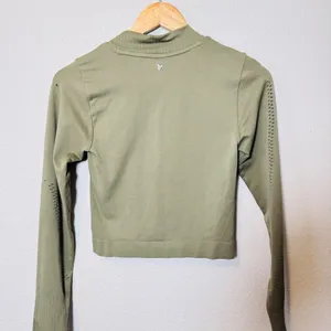 Old‎ Navy Go Dry Seamless Mock Neck Cropped Long Sleeve Athletic Top Women M thumbnail 3