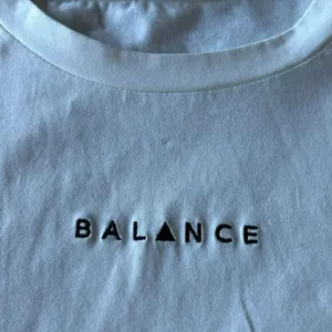 Vitality Balance Athletica Size M Oversized Crop Tee Shirt White Black Logo‎ Gym thumbnail 3
