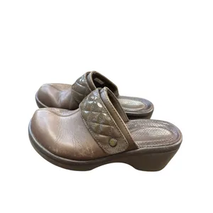 Crocs womens Brown Leather Cobbler Quilted Mules Size 7 SKU 6854 thumbnail 3
