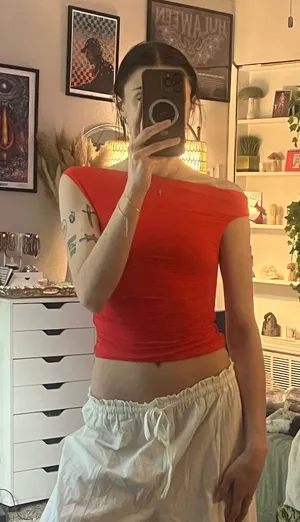 red asymmetric top thumbnail 1