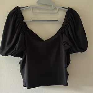 Black ruched Crop Blouse Size L thumbnail 3