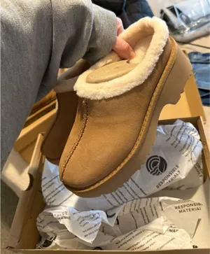 Women’s UGG Clogs Slip-On Platform thumbnail 3