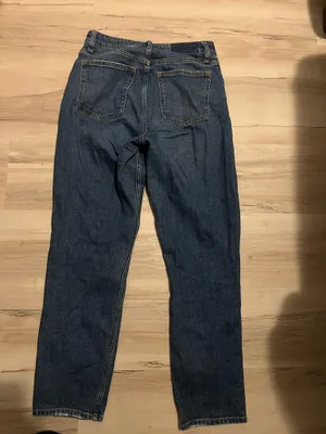 Abercrombie & Fitch High Rise Mom Jeans thumbnail 2