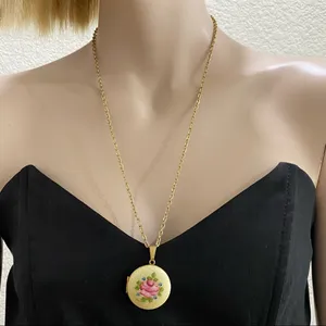 Vintage Hand-painted Flower Enamel Victorian Locket Necklace thumbnail 4