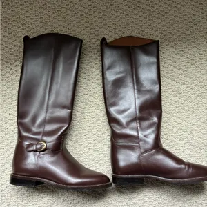 Brown knee high brown leather boots with buckle detail. Worn 1x. Mint condition! thumbnail 2