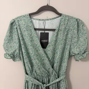 Fashion Floral Pleated Midi Dress Green Purple‎ Ditsy Puff Sleeve V-Neck Size M thumbnail 11