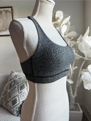 Lululemon Black & White Textured Scoop Neck Woman’s Sports Bra size 4 thumbnail 2
