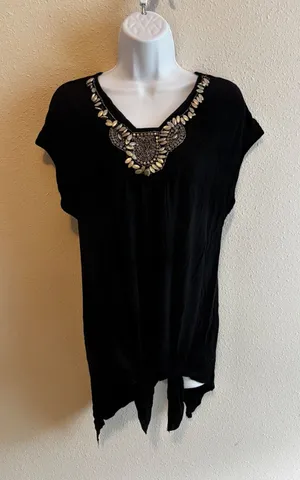 White Mark Tunic Top M‎ Black Beaded Bib Neckline Boho Chic Sharkbite Hem thumbnail 1