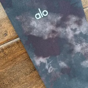 ALO Yoga Air Lift Leggings with Tie-Dye Pattern thumbnail 4