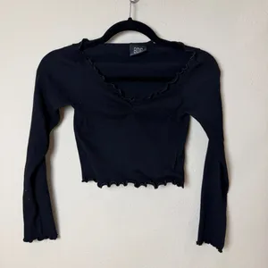 Urban Outfitters BDG Lettuce Edged Ribbed Crop Top Long Sleeve Size Small thumbnail 4