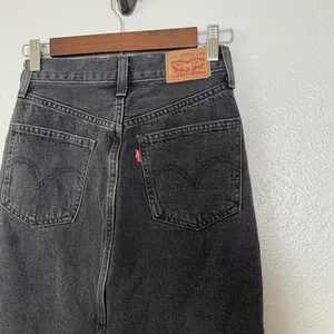 Levi’s Black Denim Midi Skirt Women Size 25 High Rise Back Slit Y2K Minimalist thumbnail 6