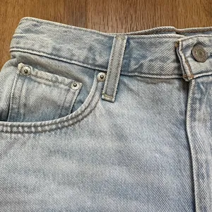 Levi's Women's Cinch Mid-Thigh Shorts Light Wash Size 26 thumbnail 2