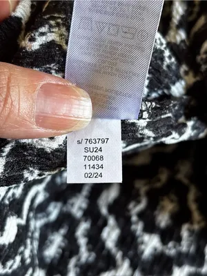 Loft Geometric Black/White Flutter Sleeve Print Top- Size M thumbnail 7
