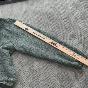 Vuori Women's Cozy Sherpa Jacket Green Fleece Jacket Olive Green Size Large thumbnail 11