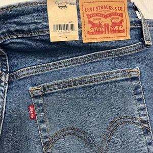 Levi's Wedgie Straight Stretch Denim Jeans 32 x 28 High Rise Cropped Distressed thumbnail 4