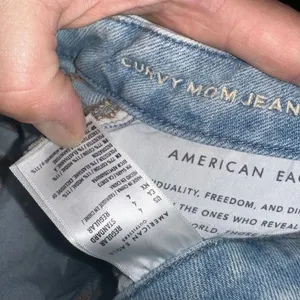 American Eagle destroyed curvy Mom acid wash 4 jeans thumbnail 2