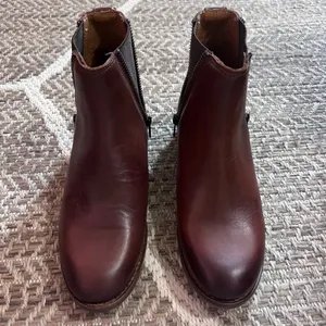 Frye Carly Zippper Chelsea Boot Sz 6.5B thumbnail 3