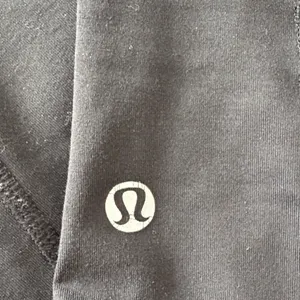 EUC Women’s Black Lululemon Ruched Zipper Leggings Size 8 thumbnail 2