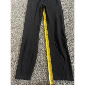 GapFit black athletic leggings feature specialized curved compression seams M thumbnail 7