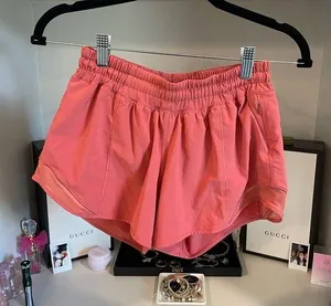 RARE COLOR Lululemon Hotty Hot Shorts Size 4 thumbnail 1