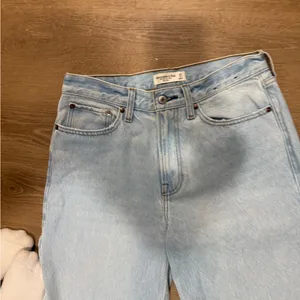 NEW ABERCROMBIE AND FITCH jeans size 4 thumbnail 9