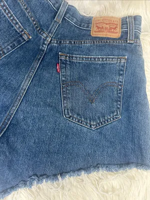 Levi's Shorts Women's Size 28 High Waisted Mom Shorts Frayed Hem Medium Wash thumbnail 2