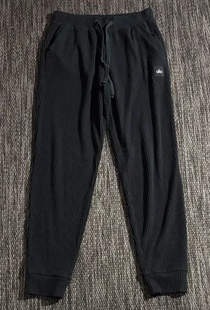 Alo Yoga Muse Jogger Size Small thumbnail 1