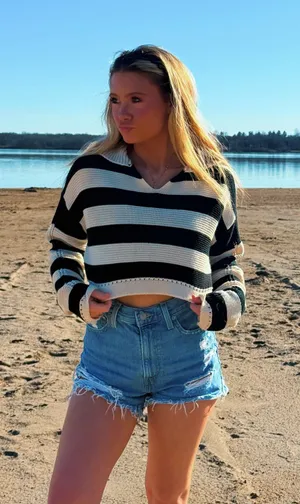 Boutique Crop sweater thumbnail 2