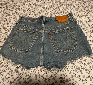 Levi’s Jean Denim Shorts Distressed 501 thumbnail 3
