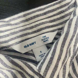 Old Navy The Classic Shirt Womens Small Blue White Striped Button Down Rayon Top thumbnail 2