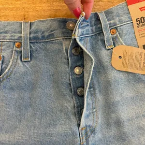 Levi's 501 Original Denim Shorts Womens 29 High Rise Raw Hem 2" Light Wash‎ NWT thumbnail 6