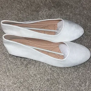 New white faux suede ballet flats size 9 thumbnail 7