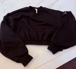 Alo yoga cropped sweatshirt black thumbnail 1
