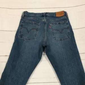 Levi’s blue wedgie cropped jeans thumbnail 4