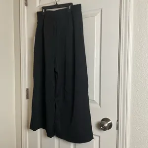 Lulumari Black Wide Leg Cropped Pants - Size Medium (NWT) thumbnail 7