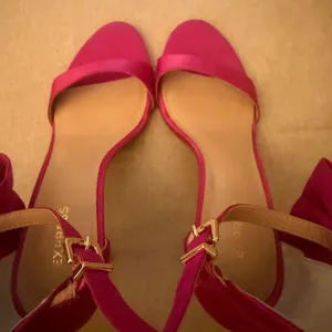 Express Beautiful Fuchsia Satin Bow Heels! thumbnail 5