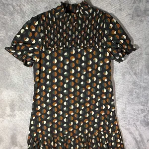 THML Women’s Small Geometric Print Smocked Mock Neck Ruffle Hem Shift Dress thumbnail 3