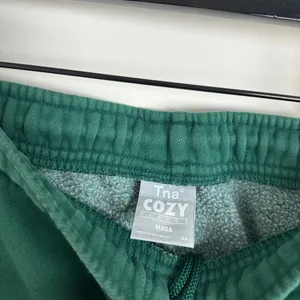 ARITZIA TNA Cozy Fleece Mega Sweatpants in Forest Green Size X-Small thumbnail 3