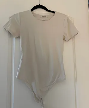 Babaton Aritzia Short Sleeve Bodysuit thumbnail 1