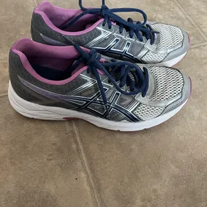 Woman’s Grey and Purple ASICS size 9 thumbnail 2