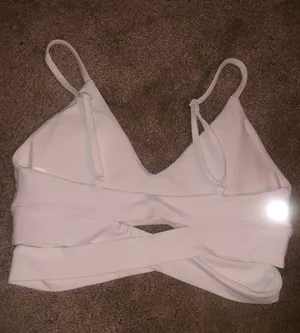 Sommer Ray White crisscross bra thumbnail 2