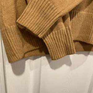 NWT Banana Republic Size S Tan Camel V Neck Long Sleeve Soft Pullover Sweater thumbnail 3