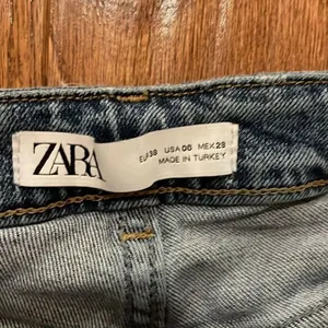 Zara high rise medium wash raw hem skinny jean 6 thumbnail 4