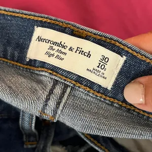 Abercrombie & Fitch Women's The Mom High Rise Ripped Raw Hem Jeans 30/10R‎ thumbnail 3