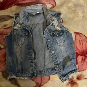 XL Jrs denim shredded Star stud denim vest thumbnail 1