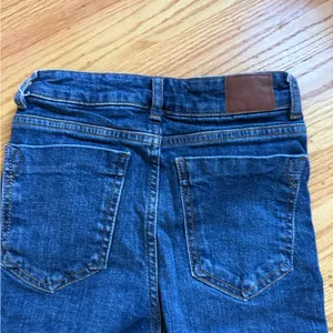 Zara women’s navy blue high rise straight leg raw hem jeans size 2 EUC thumbnail 6