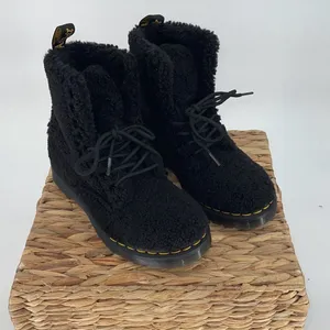 Dr. Martens 1460 PASCAL WOMEN'S FAUX SHEARLING BOOTS Size 7‎ Black thumbnail 2