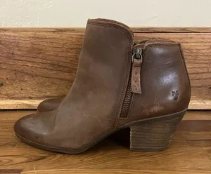 Frye Judith Zip Wheat Leather Ankle Booties Size: 8.5M thumbnail 2